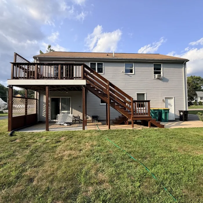Fundos da casa com deck e pátio
